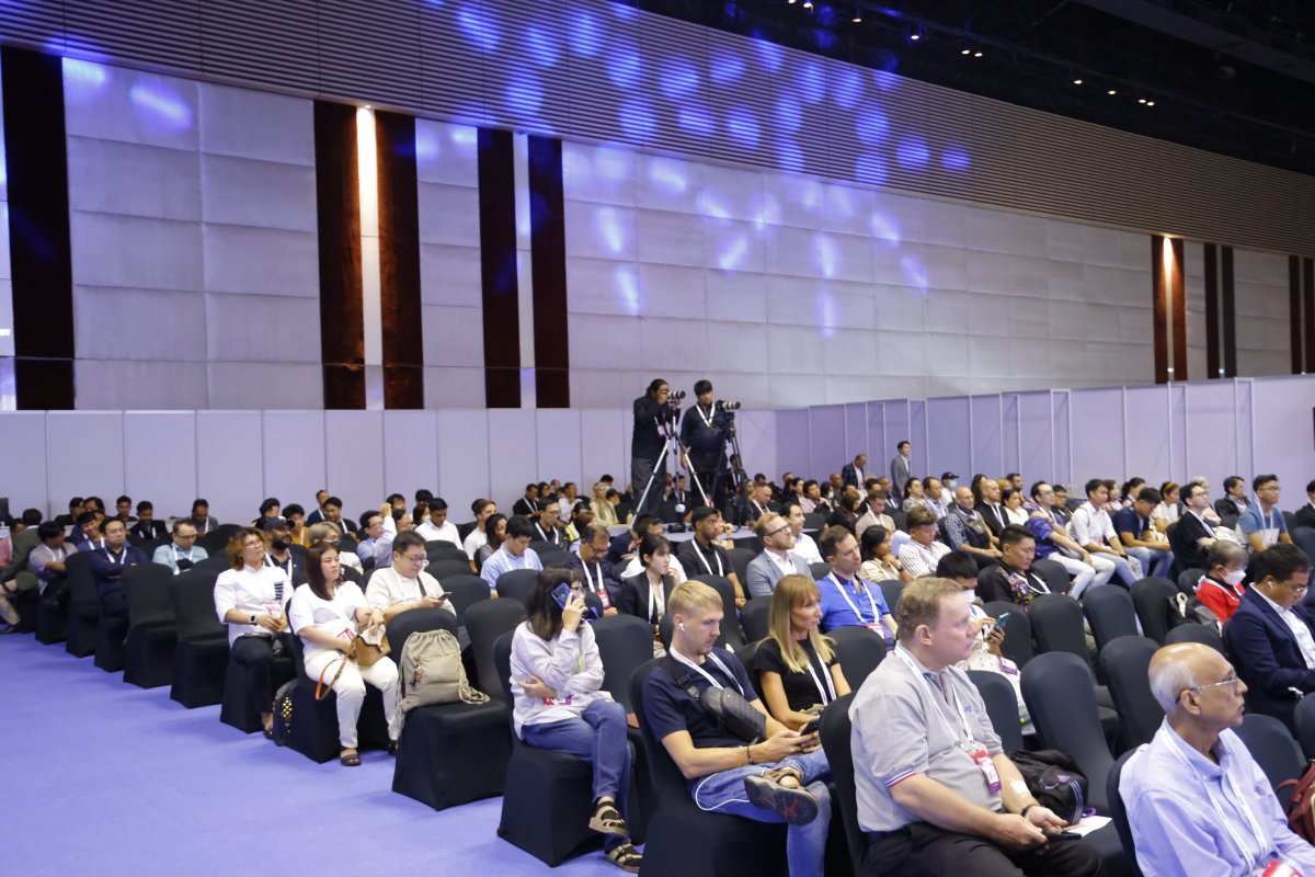 MoneyExhibition's tweet photo. วันที่ 2 ของ Money Exhibition ประเทศไทย เต็มไปด้วยพลัง! ⚡เราต้องการนำคุณเข้าสู่ใจกลางของการแสดง แต่เราก็อยากได้ยินจากคุณด้วย!

Day 2 of Money Exhibition Thailand is in full swing, and the energy is electric! k, Convention Centre at Central World

#MoneyExhibitionAsia #Networking https://t.co/iY3lES1gLN