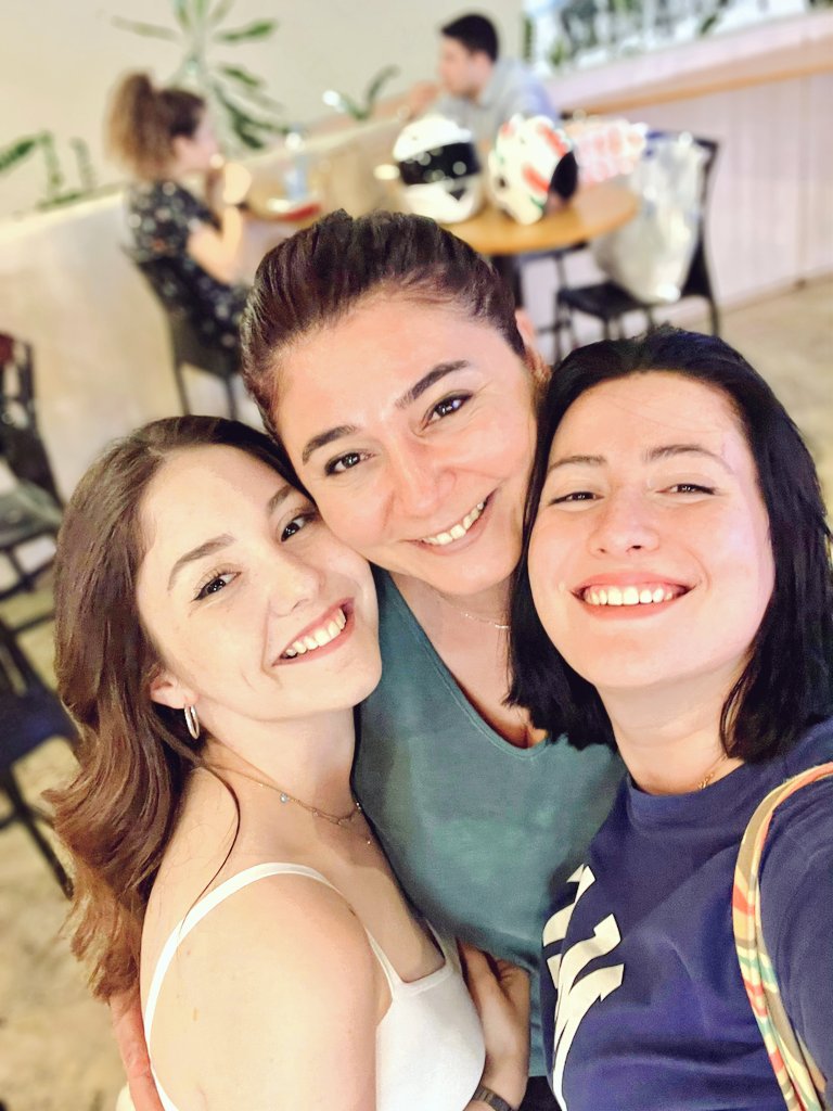 Öğretmenliğin en güzel tarafı, vefa duygusu olan,mesleğini eline alıp hala sizi önemseyen, hayatınızda iyikileri çoğaltan öğrencilerinizin olmasıdır. Aydınlık yüzlü, güzel kızlarım benim. En güzel yarınlar sizin olsun. <a href="/aybukeakbass/">Aybüke</a> <a href="/serrasenaa/">Serra</a> Uzun sohbetlerde buluşmak dilegiyle