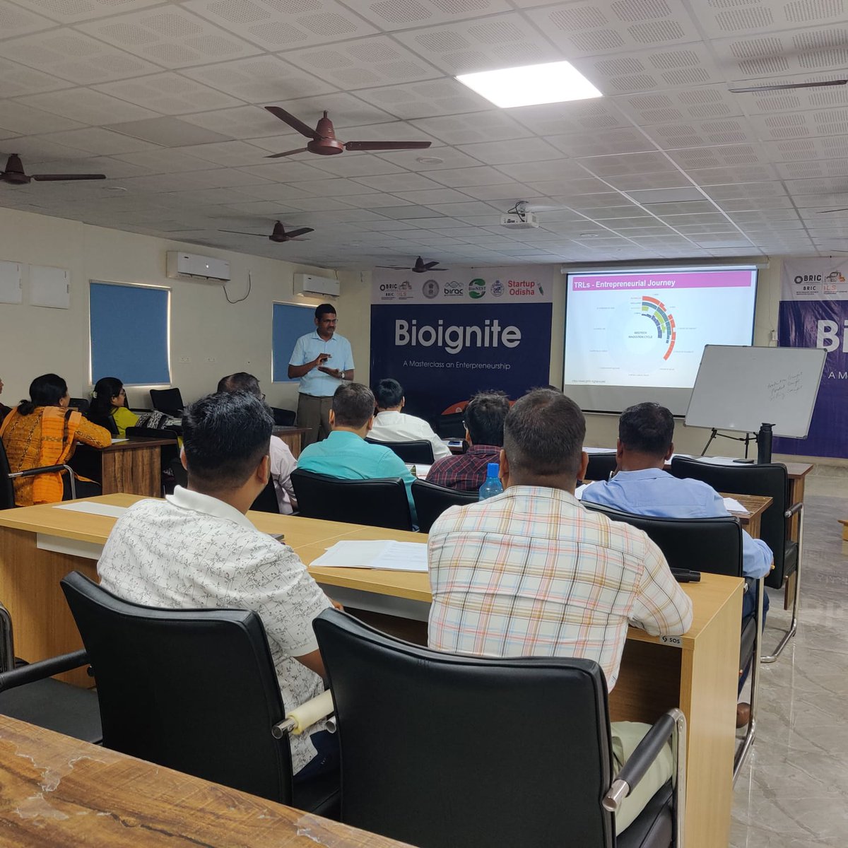 IKP_SciencePark's tweet photo. Our VP, Dr @visu_bio, led #Bioignite, a masterclass on entrepreneurship at the @ILS_Bhubaneswar! It was focused on TRLs, ideation, validation, business model development, prototyping, & pitching. Write to us at engage@ikpknowledgepark.com to take your innovation to the next level https://t.co/e0qWvIUmxJ