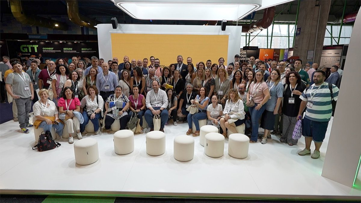 PuntosVuela's tweet photo. Llevando la revolución digital de Andalucía al Digital Enterprise Show en #Málaga! Del 11 al 13 de junio, se están compartiendo las iniciativas de los #PuntosVuela que están transformando los pueblos y barrios andaluces 

👉 https://t.co/JROsa58cxM

#PuntosVuela #DES2024 https://t.co/G0uIJBYxcJ