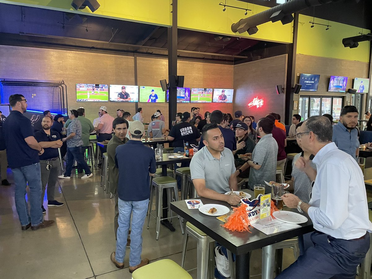 UTSACOBAlumni's tweet photo. What a fantastic mixer last night. Thank you to all alumni who attended. To keep up to date with upcoming events, complete our membership form. Link in bio 🔗 https://t.co/Nc82sjmoKk