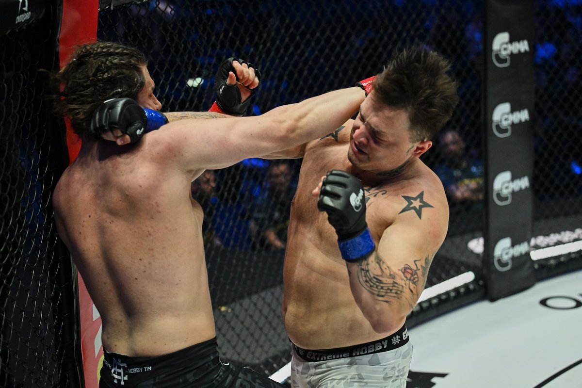 cloutmma's tweet photo. NATAN MARCOŃ vs CAMERABOY 🤯
Ładunek emocjonalny tego starcia był potężny! 🔥
Czy Waszym zdaniem sama walka w klatce też oddała? 💬
#CLOUTMMA5 https://t.co/fEgwaHBfhR