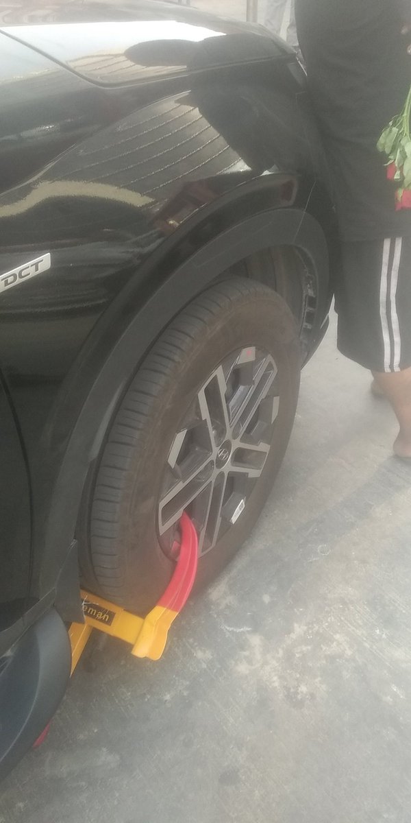 pctechmicro's tweet photo. @112UttarPradesh 
Parking mafia looting ladies and forcefully putting locks on cars waiting for bank ATM use
Sector 18 Noida https://t.co/nRPQeT832w