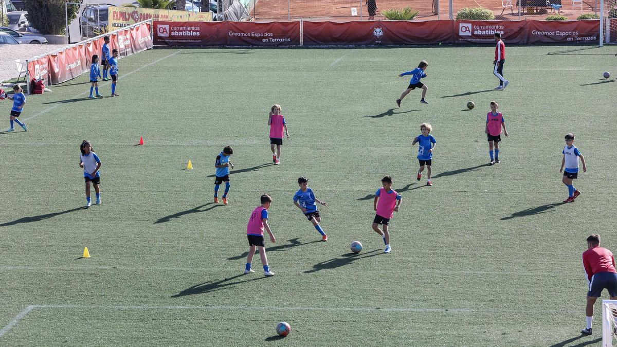 AreaEntrenador's tweet photo. La mayoría de pruebas de captación de fútbol base se limitan a jugar un partido.

Sin embargo, los puntos clave para identificar el talento no se encuentran solo en el partido de fútbol.

Aquí tienes 6 ideas para tus sesiones de captación.

🧵