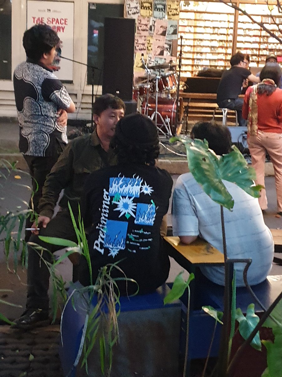 Huwaw ada yg pake kaos <a href="/mmmarkosbaby/">ٰ</a> di gigs stage