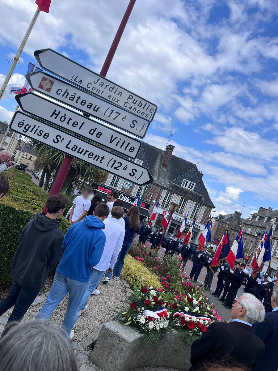 Bravo aux élèves de 3ème qui étaient présents aux commémorations du 80ème anniversaire à Torigny ce matin avec leur exposition sur la résistance et la lecture du poème  Strophes pour se souvenir d’Aragon. Merci aux enseignants mobilisés et <a href="/LaManche50/">Département de la Manche</a> 👏🏻👏🏻👏🏻