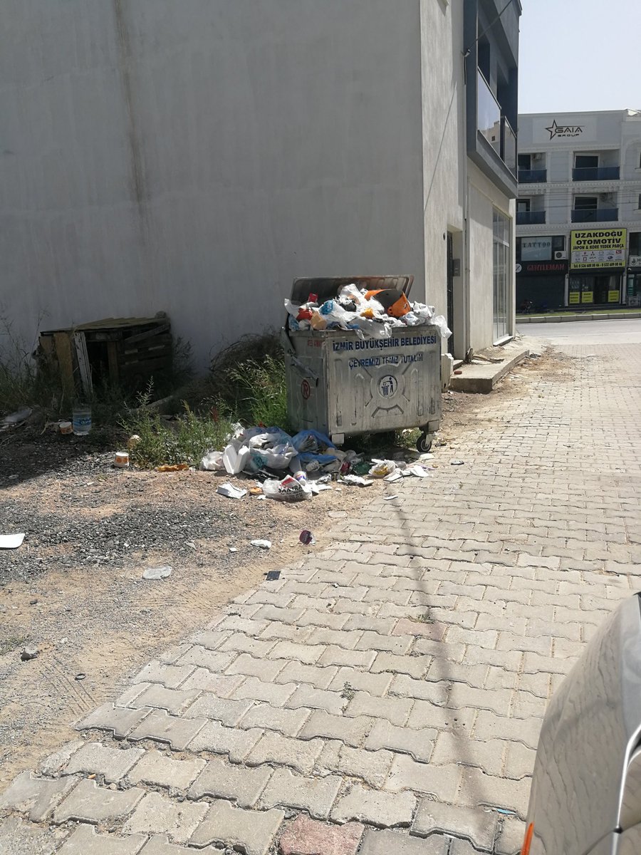 anifler's tweet photo. 8786/28 sokak küçük çiğli sanayiye çok yakın, @ciglibelediyesi nde grev var da haberimiz mi yok, yakındaki diğer çöp konteynerleri boş bu dolu hemde yaklaşık 1 haftadır bu sıcaklarda bari toplayın @izmirhim https://t.co/gcv4zsTKky