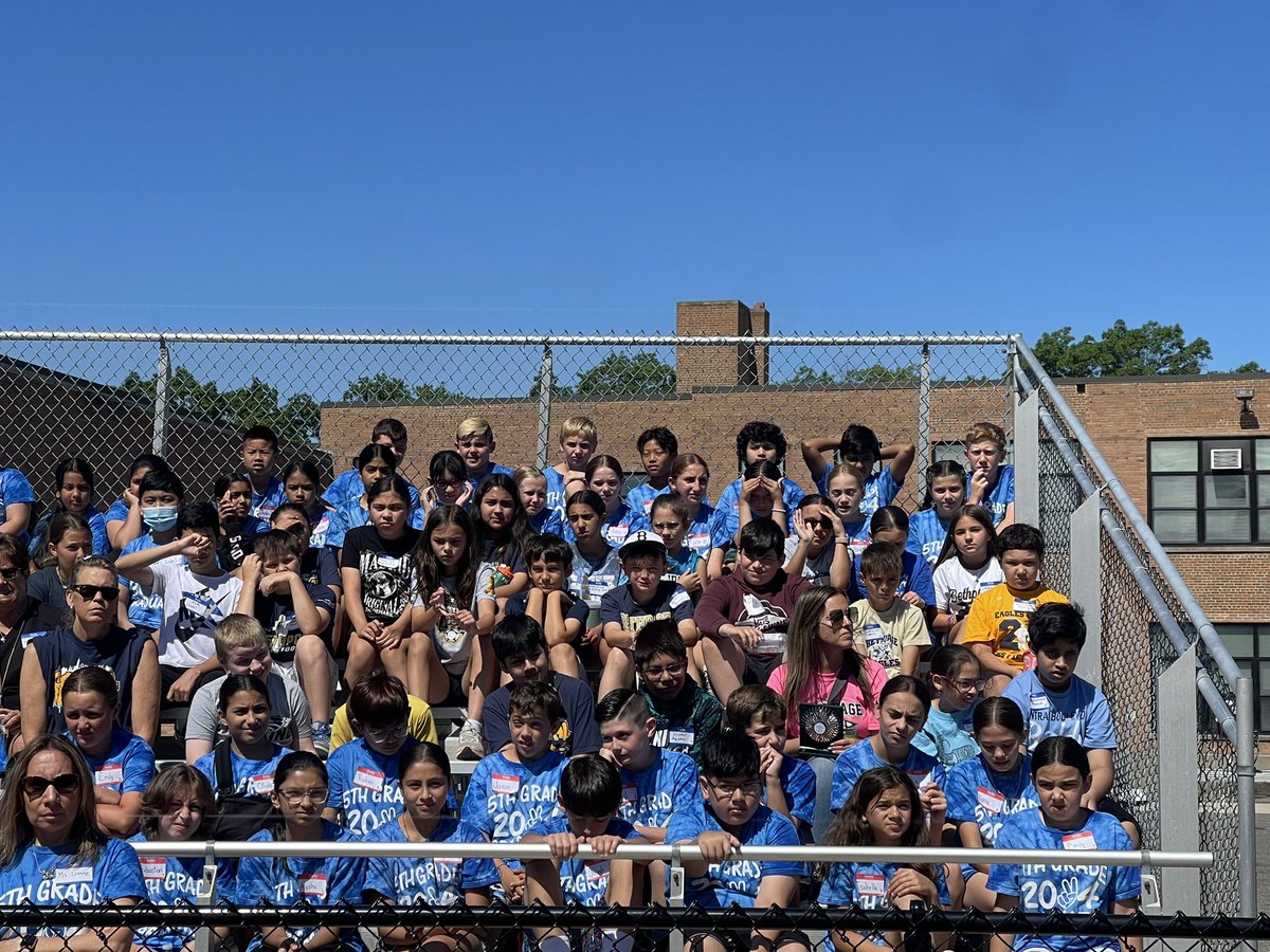 MrsSiebenChris's tweet photo. A special day for our 5th graders at JFK!  We had a great time participating in team building activities with all 3 elementary schools!💙💛 @MDzSabatini @CBS_Bethpage #WeAreBethpage https://t.co/c6bRBNBeKL