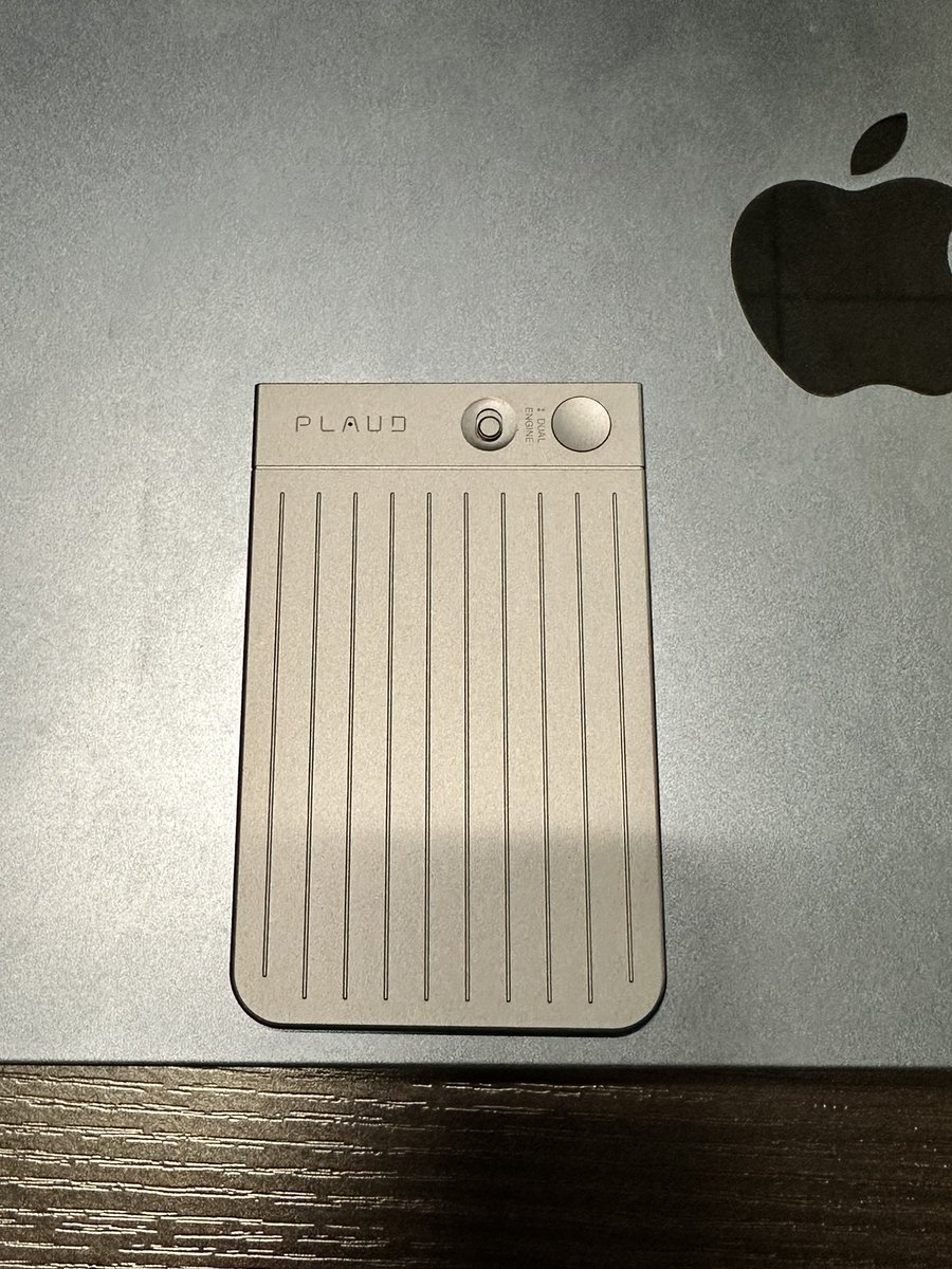 ARK__Group's tweet image. 【#自動議事録作成】
ついに買ってみました！！
「PLAUD NOTE」

会議中の音声録音して→文字起こし→AIによる自動要約
してくれるツール️📝

実際に使ってみたら多少誤字はありつつも実用レベル✨️

これで漏らさず記録出来て、作成時間削減して効率化できそうです😆

 #plaudnote 
 #業務効率化