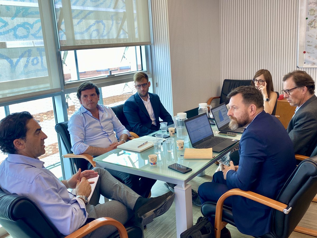 El DG Energía <a href="/ManuelArgelles4/">Manuel Argüelles Linares</a> reunido con reprentantes de @endesa para tratar :
✅posibles proyectos de energías renovables 
✅desarrollo de puntos de recarga para favorecer la movilidad elécrtrica
✅ estudiar la mejora de la calidad de suministro eléctrico del #RincóndeAdemuz