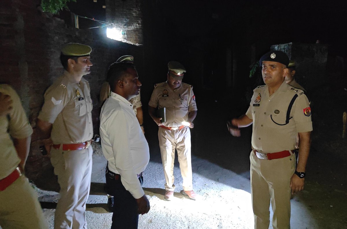 NewsNwi's tweet image. #BIJNOR-बिजनौर एसपी नीरज कुमार जादौन गांव सेलपुरा बमनोला पहुंचे। जहां पर हुई चोरी की घटनास्थल का एसपी #NIRAJKUMAR #जादौन ने निरीक्षण किया। एसपी ने संबंधित को जल्द ही घटना के अनावरण हेतु आवश्यक दिशा निर्देश दिए गए। @bijnorpolice