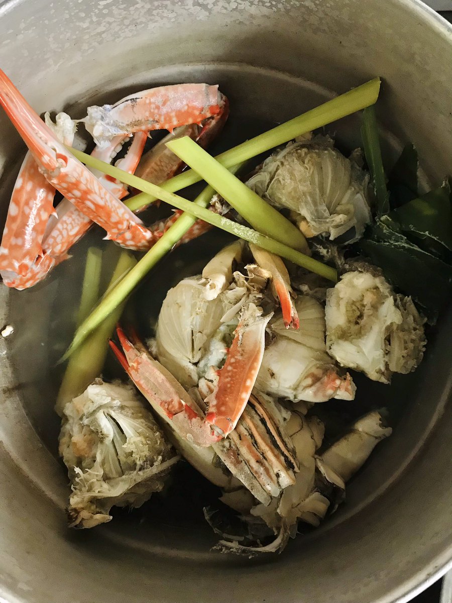 afterthisrain's tweet photo. The food quality by the seaside is five star, if you live like a local. Our parents bought a fresh haul of crabs and fish from the fishing station for lunch today. My mother boiled the crabs with turmeric leaves and lemongrass. Homegrown, of course. 

https://t.co/wbadFzDkxX https://t.co/pT7xT31vqc