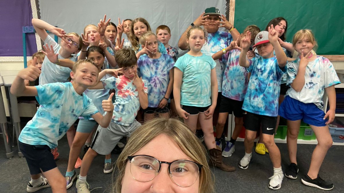 ETCSD's tweet photo. Mrs. Baumeister’s class had a blast at fourth grade’s field last week. Prior to the competition, students tie dyed shirts to represent their class. 💙 Thank you to Mr. Peloquin for creating such a wonderful end of year celebration for our students! #ETlearningignitED https://t.co/rprESxK4y1