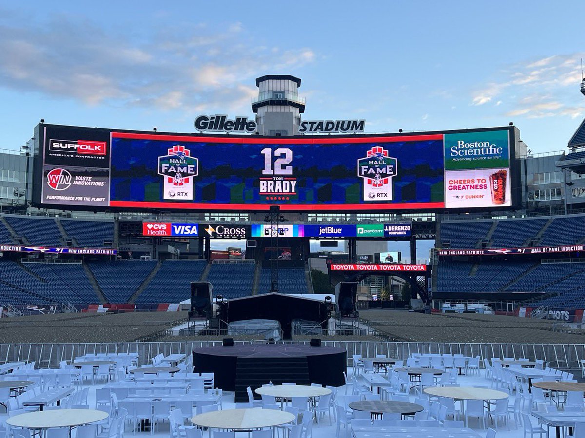 BabzOnTheMic's tweet photo. Tom Brady walking out to Public Service Announcement while Jay-Z does a live performance will be the ultimate chills https://t.co/cVz0yUrzSA