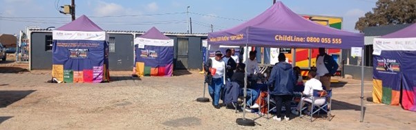 WitsRHI's tweet photo. A delegation from PEPFAR, USAID, &amp; CDC visited the Johannesburg Health District to assess the #DREAMSprogram's impact on reducing #HIV infections among adolescent girls &amp; young women. The visit showcased the positive impact of DREAMS.
Read more: https://t.co/qlK8L5Zfct
#WitsRHI30 https://t.co/iMbd2Pv9gM