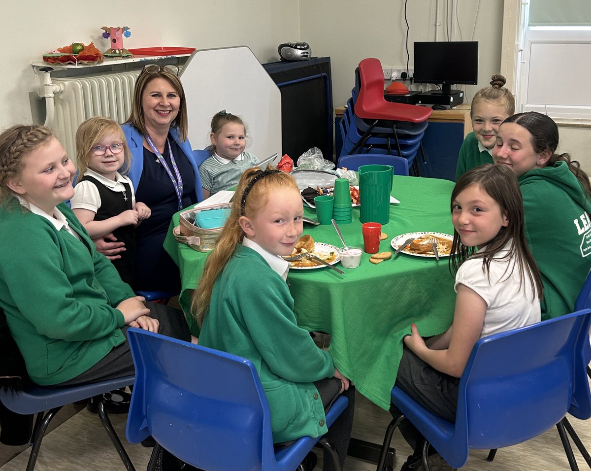 CaldiPrimary's tweet photo. What a fun #TopTable I have enjoyed this lunchtime. Lots of interesting discussion about what makes Caldi remarkable 🤔 @AETAcademies @Tees_Issues @MbroCouncil @CNicholson_Edu @vianclark @teessidecharity @ShonetteBason 💚👏🏻 https://t.co/rl9DAbZzwC