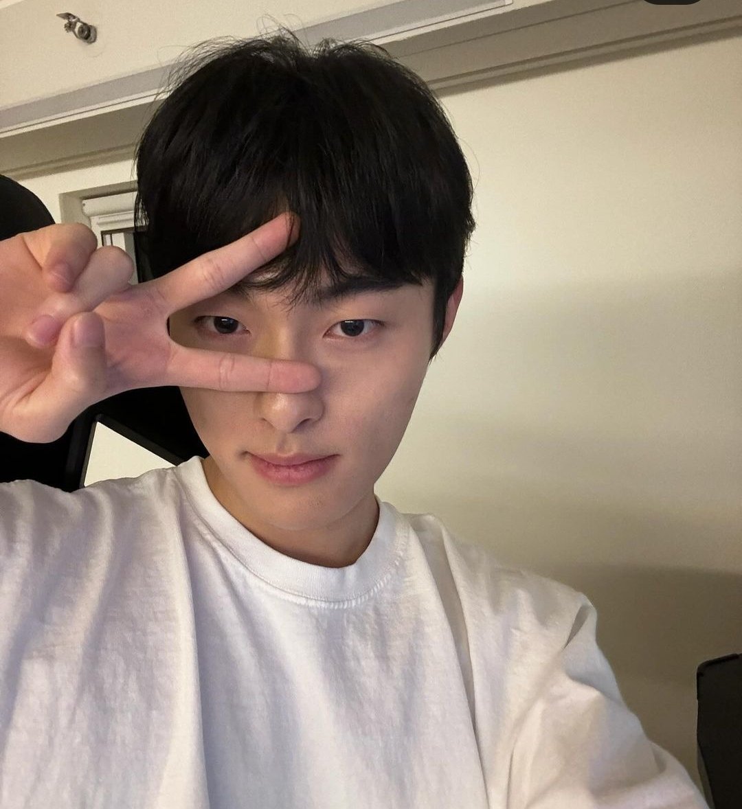 itsbibuyaa's tweet photo. - Alpha - 
sekyung yiheon au 
abo-verse. 

Omega gila mana yang maksa masuk kosan khusus Alpha dan nyamar jadi Alpha cuma buat ngirit ongkos ke kampus? Ya cuma Kian yang berani. Mana kamarnya sebelahan sama Alpha psikopat kaya Razan!

from highschool return of a gangster au. https://t.co/g1H8Pq2DOX