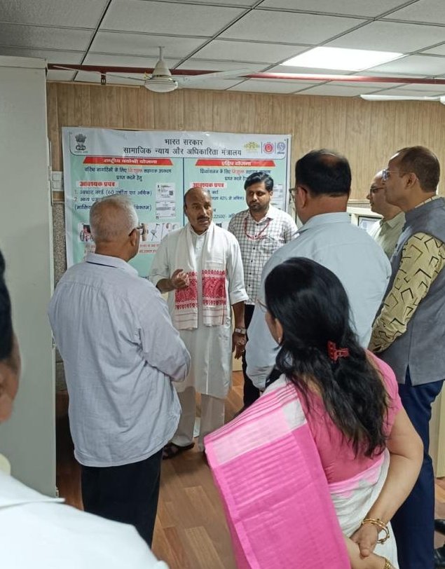 ALIMCOHQ's tweet photo. Hon'ble Union Cabinet Minister @Drvirendrakum13 today visited ALIMCO's Pradhan Mantri Divyasha Kendra (PMDK) at #PDUNIPPD in New Delhi to review it's functioning and also provided smart phones to visually impaired beneficiaries under the #ADIP scheme.
@socialpwds https://t.co/6UkUV8lR5l