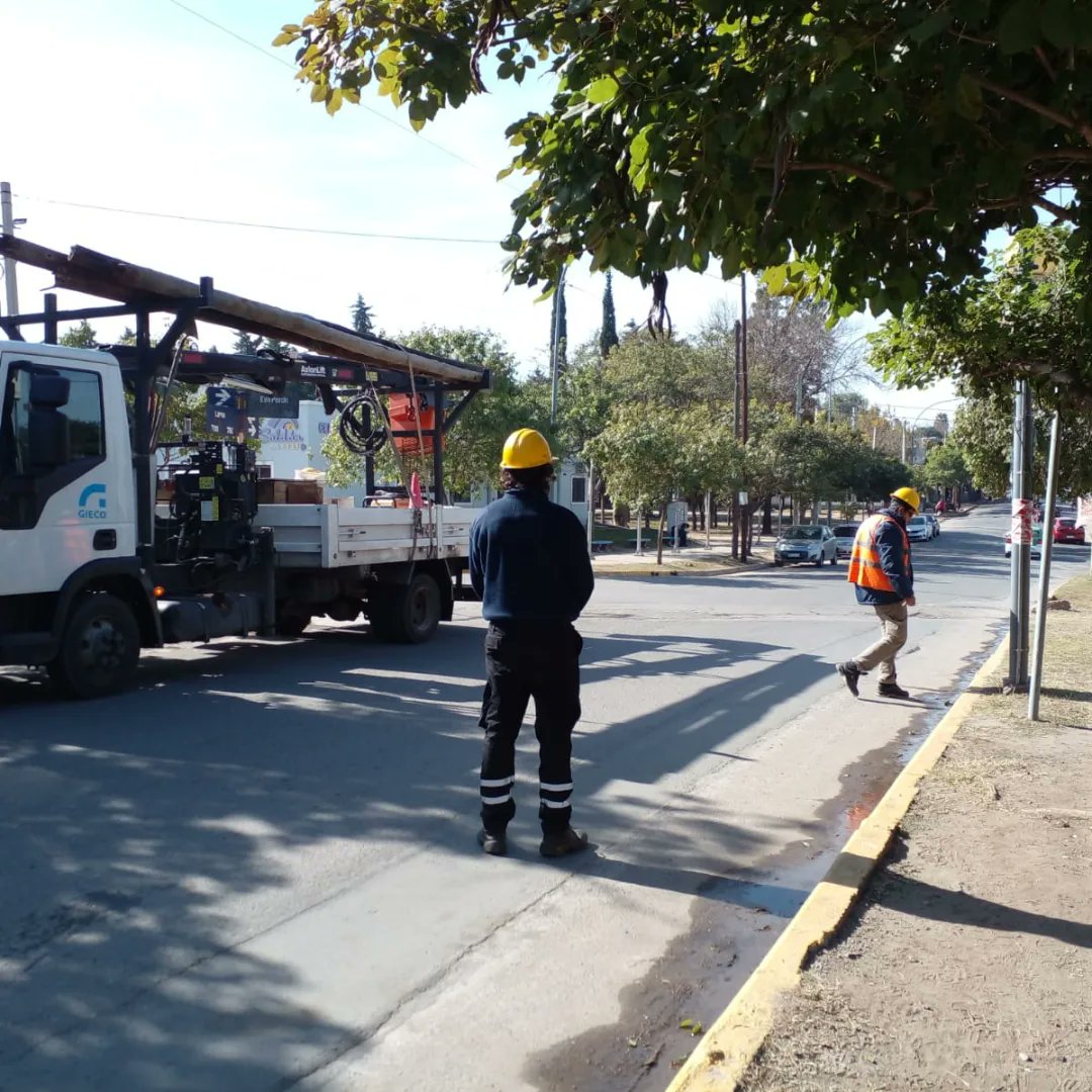 UEREmunicba's tweet photo. ⚠️En nuestros relevamientos rutinarios por los barrios de nuestra ciudad seguimos encontrando conexiones clandestinas en el Alumbrado Público ✍🏼
📍En Av. Eva peron sobre una luminaria se encontro toma corriente conectado  de las instalaciones del Alumbrado Público municipal.🔌 https://t.co/LreWWx8B2c