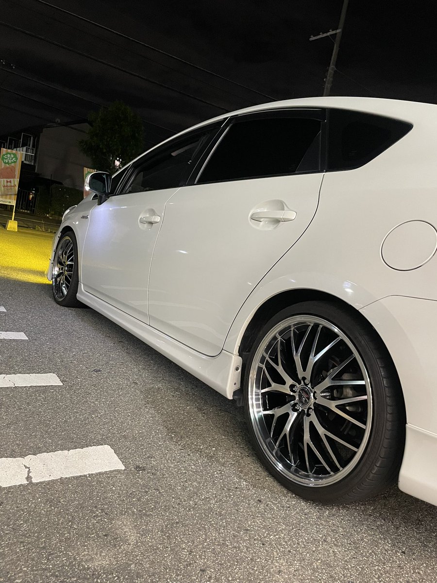 toki1079812's tweet photo. なっちゃんがホイール買ってくれてん！！
見てやマジでバカ渋いて
テンション爆上がりやて
あとは車高を5cmくらいに落としたい https://t.co/sxFk6xqHPx