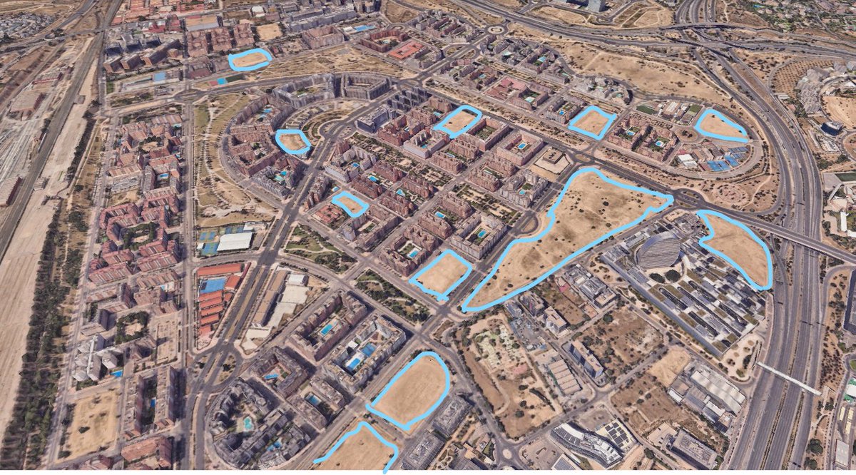 Los primeros grandes PAU van camino de cumplir los 20 años desde su edificación.

Pero algo sigue llamando la atención: los grandes vacíos de sus parcelas de uso "dotacional".

Ya habría dado tiempo para construir esos centros deportivos, sanitarios, educativos...No ha sucedido.