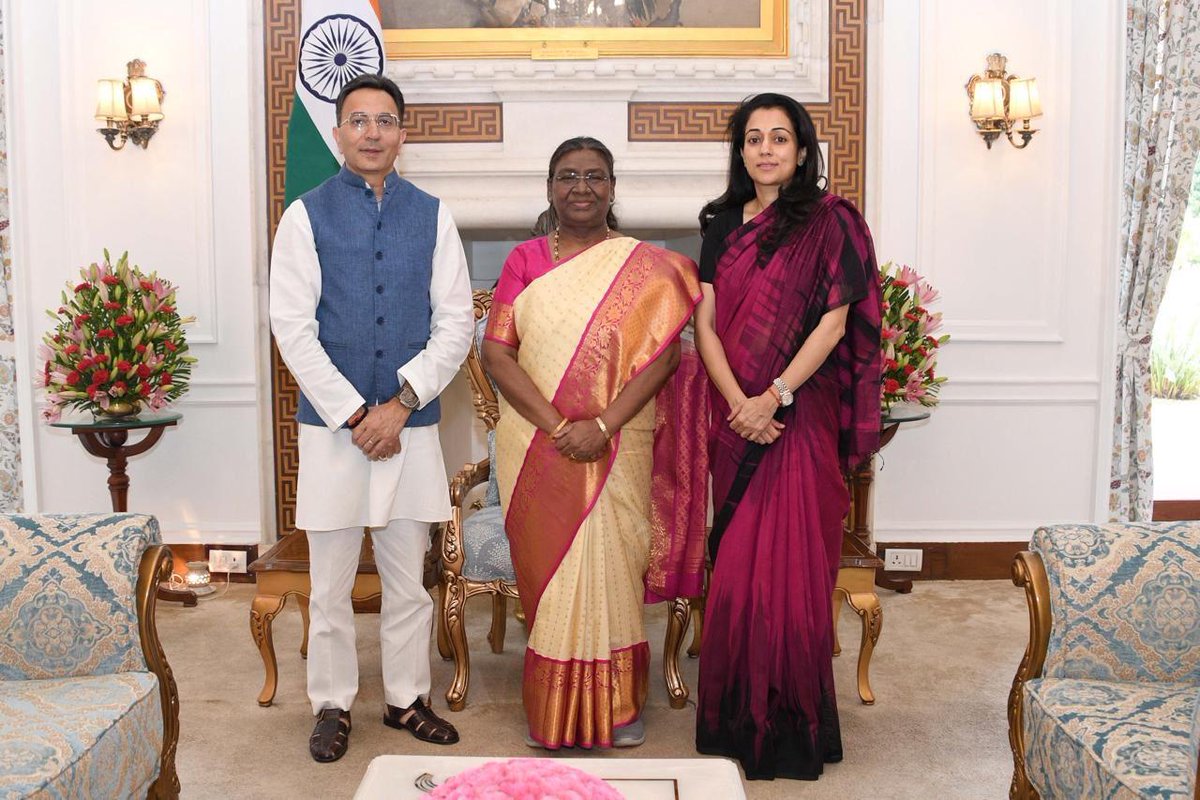 JitinPrasada's tweet photo. भारतीय गणराज्य की माननीय राष्ट्रपति आदरणीया द्रौपदी मुर्मू जी के साथ आज राष्ट्रपति भवन में सार्थक भेंट हुई। केंद्रीय वाणिज्य एवं उद्योग मंत्री श्री @PiyushGoyal जी की उपस्थिति ने इस भेंट को विशिष्ट बना दिया।

आपसे भेंट एवं संवाद हमेशा ऊर्जा प्रदान करता है।

@rashtrapatibhvn https://t.co/nkfQb5yTgW