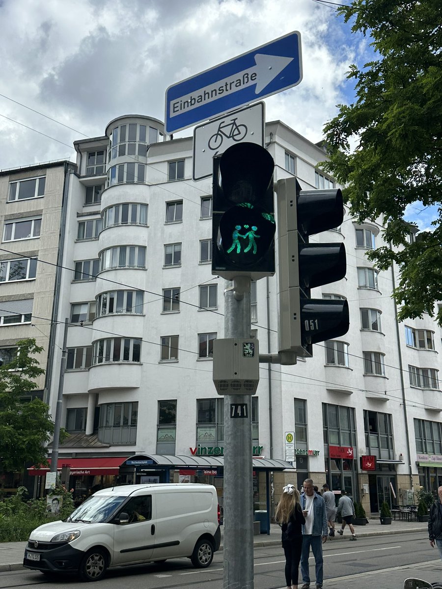 obenBudak's tweet image. Pride ayında trafik lambaları harika değil mi 😍 #munih 🌈