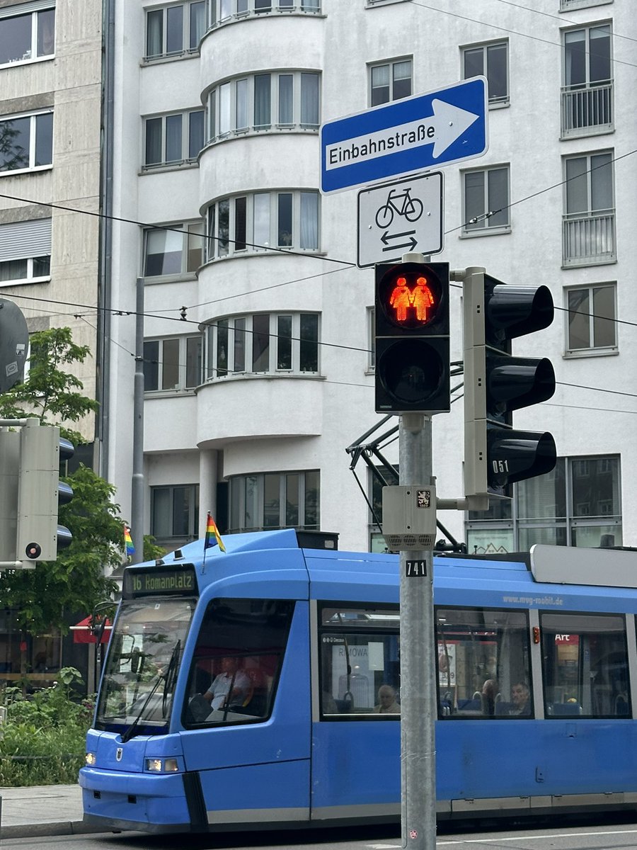obenBudak's tweet image. Pride ayında trafik lambaları harika değil mi 😍 #munih 🌈