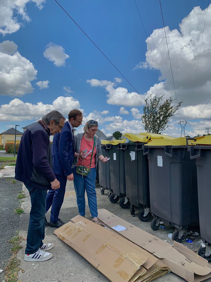 🗣️ Parlons quartier à Grenoux !

🚮 Malgré la présence quotidienne des agents, des incivilités continuent de sévir. Nous avons verbalisé les dépôts sauvages.

🚧 Échanges sur l’entretien des espaces verts et de la voirie, avec prochainement l’aménagement de la rue Robert Hardy.