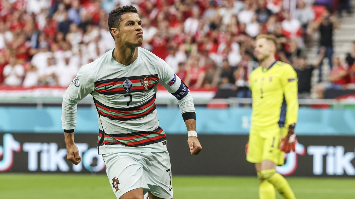 ManuHeredia21's tweet photo. Hoy se cumplen 20 años del primer gol de Cristiano Ronaldo en la Eurocopa, así que es una excusa perfecta para hacer un hilo con los 14 que ha marcado y que le hacen ser máximo goleador histórico de la competición:

⚽️🇵🇹🎖️ https://t.co/tOOaQc8BBm