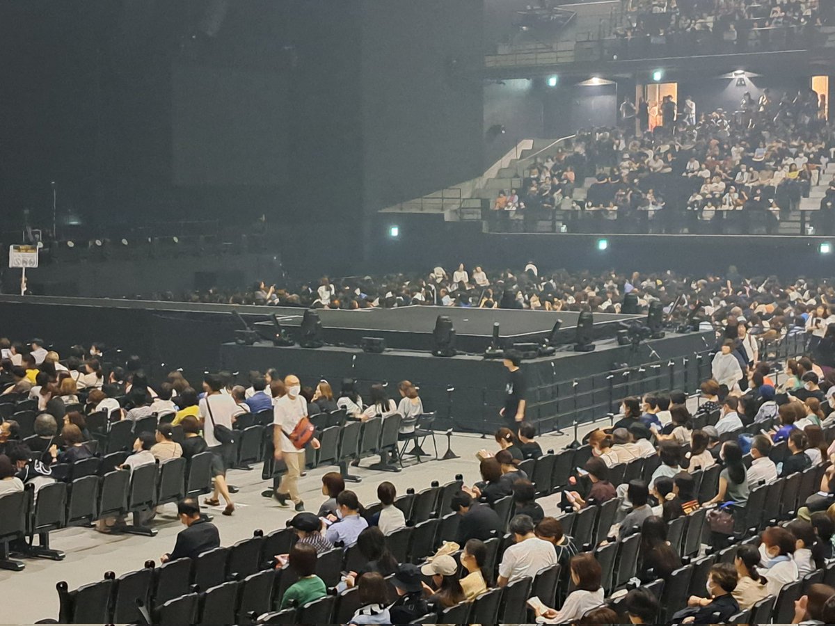teppenir's tweet photo. 宮本浩次バースデーライブ、楽しかった。ミヤジもノリノリでソロ活動のオリジナル曲中心に歌いきった。まさに集大成❗今後はエレファントカシマシでの快進撃を予感させた。 https://t.co/WyjVYzee0v