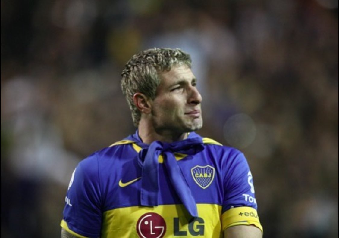 PlanetaBoca's tweet photo. 9⃣ ¡𝐍𝐎 𝐒𝐄 𝐎𝐋𝐕𝐈𝐃𝐀 𝐄𝐍 𝐋𝐀 𝐕𝐈𝐃𝐀!

🔙🥹 Un día como hoy, pero de 2011, Martín Palermo jugaba su último partido en La Bombonera.

Vos nos diste los goles, vos nos diste alegrías... ¡Gracias eternas, TITÁN! 💙 https://t.co/GatrJxdjsm
