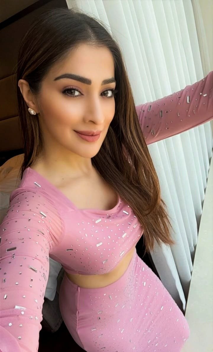 Bollywoodbuzz95's tweet photo. Rai laxmi is so beautiful and she has attractive shape 📷📷📷
#RaaiLaxmi #actorlife #model #pinkchallenge https://t.co/4BtcUZ8Jyv