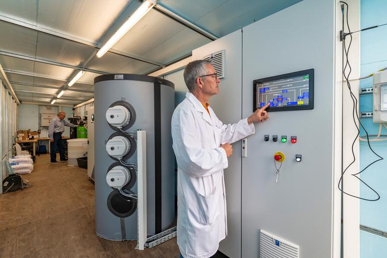 Zwei Fliegen mit einer Klappe: Grundwasserreinigung und Wärmespeicherung
Thermische Energie in Grundwasserleitern zu nutzen, kann einen wichtigen Beitrag zum CO2-freien Wärmemanagement leisten. Vor allem oberflächennahe Grundwasserleiter in Städt...
nachrichten.idw-online.de/2024/06/12/zwe…