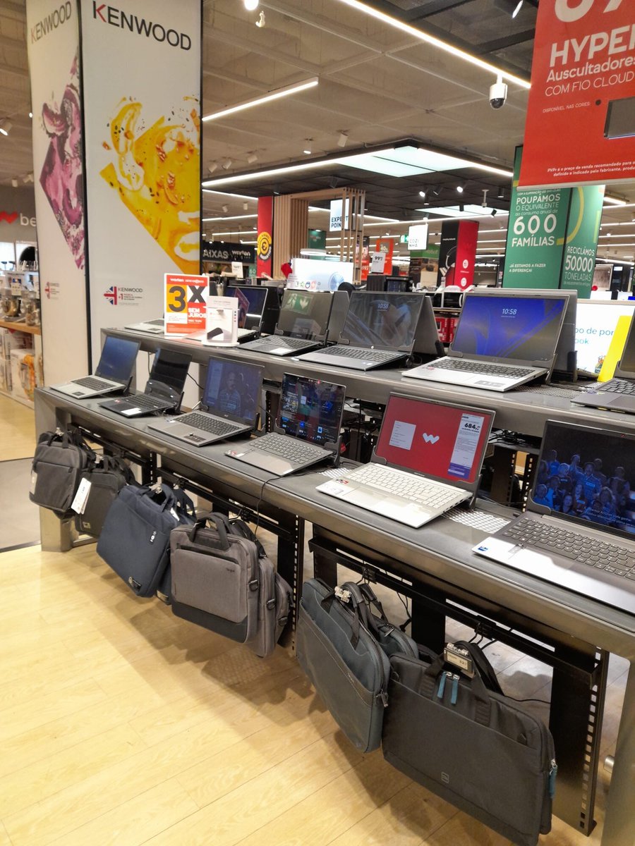 ScorpionSecure's tweet photo. Here's a recent photo from a customer in Portugal showcasing our Universal Laptop Scorpions. Our devices secure laptops effectively while enhancing consumer engagement. Discover why our Laptop Scorpions are trusted worldwide! Check us out: https://t.co/B4RaGZYUAD https://t.co/UOQ3AuEh1P