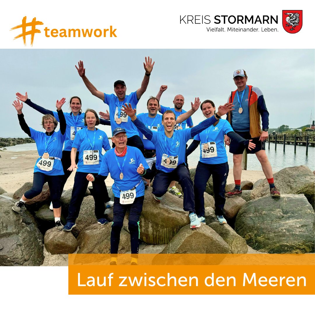 Behörden sind träge und langsam😏? Wir  nicht😁! Das hat am Samstag das Laufteam unseres Betriebssports gezeigt: Schnell und ausdauernd war die Staffel mit 10 Kolleginnen und Kollegen🏃‍♀️🏃‍♂️ beim „Lauf zwischen den Meeren“. Für die 95 Km von Husum nach Damp brauchten sie 8 h 52 🥳