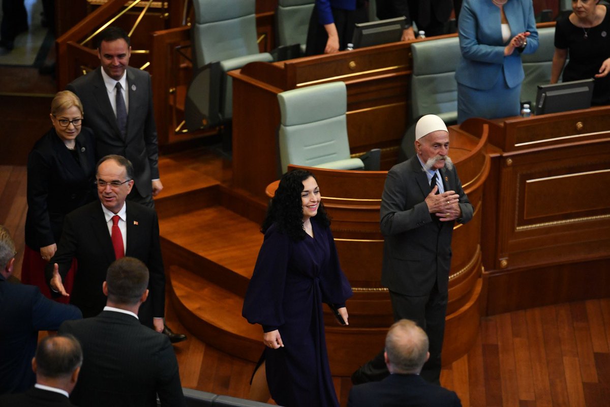 VjosaOsmaniPRKS's tweet photo. On Liberation Day, I addressed our Parliament.

Twenty-five years ago, after decades of oppression and unimaginable suffering, the resilient people of Kosovo, led by the wisdom of President Rugova, the bravery of the Kosovo Liberation Army, and the steadfast support of our allies, finally achieved the freedom they had long fought for.

Today and forever, we remain grateful.

#25VjetLiri
#25YearsOfFreedom