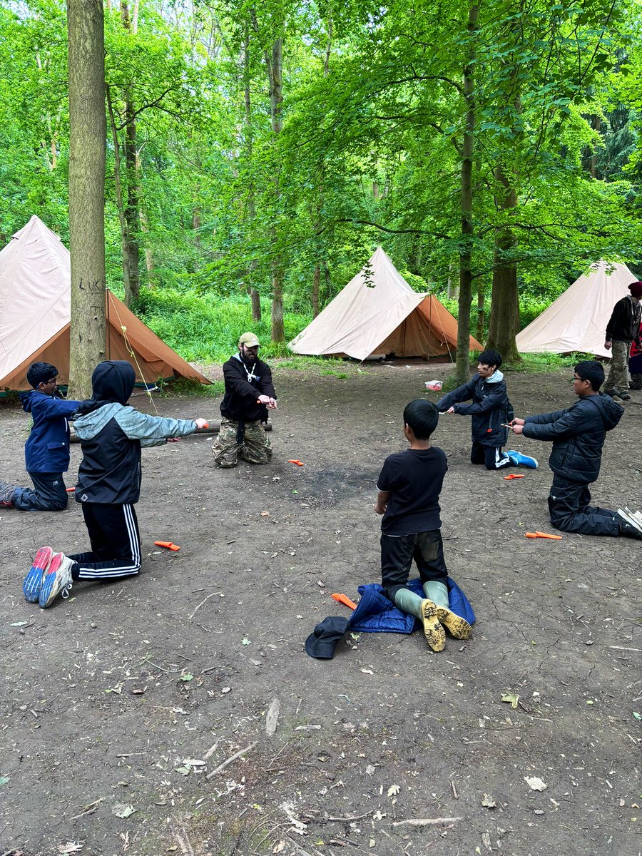 MissECollierDGS's tweet photo. Camp craft skills, learning to make bushcraft pencils! ✏️ 🪵 @DartfordGS #DGSCreativityweek #bushcraft https://t.co/cDqC72n7UG