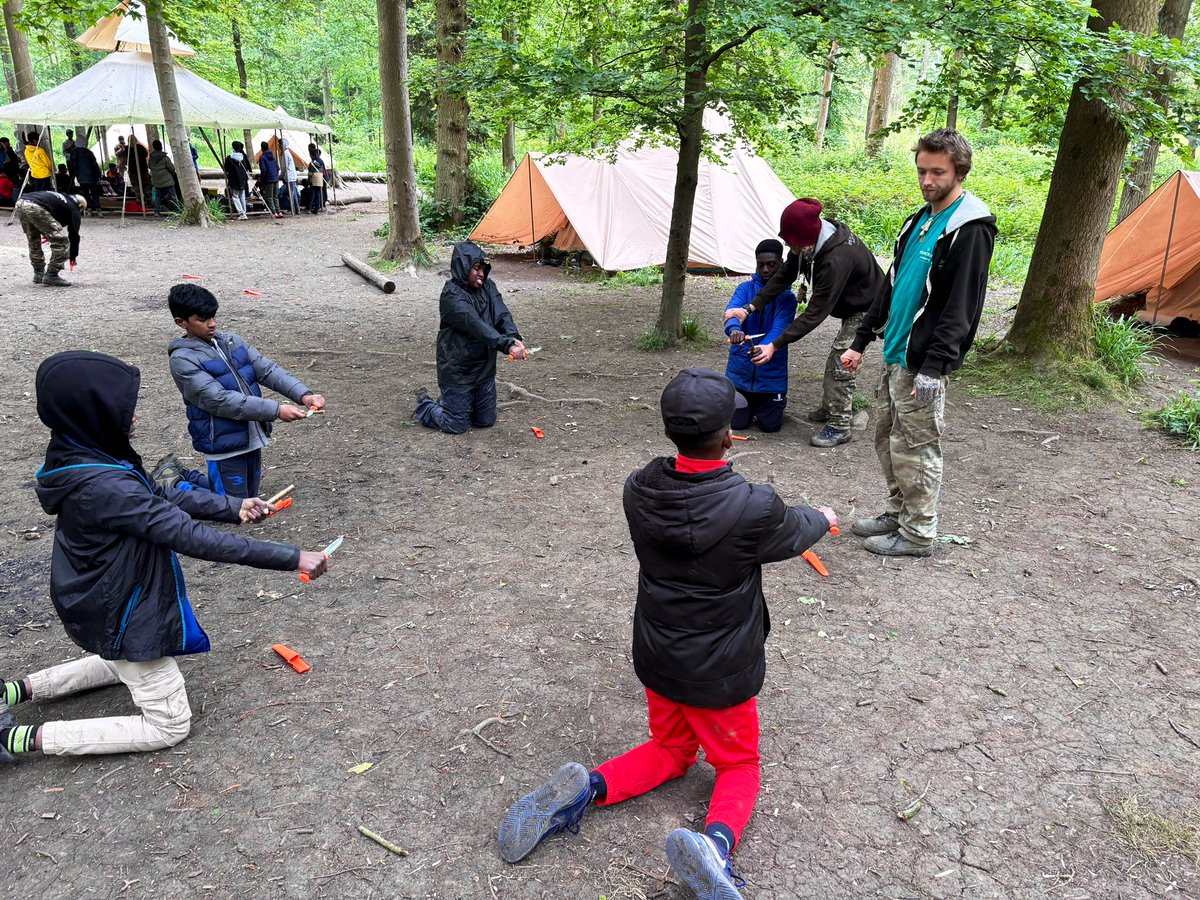 MissECollierDGS's tweet photo. Camp craft skills, learning to make bushcraft pencils! ✏️ 🪵 @DartfordGS #DGSCreativityweek #bushcraft https://t.co/cDqC72n7UG