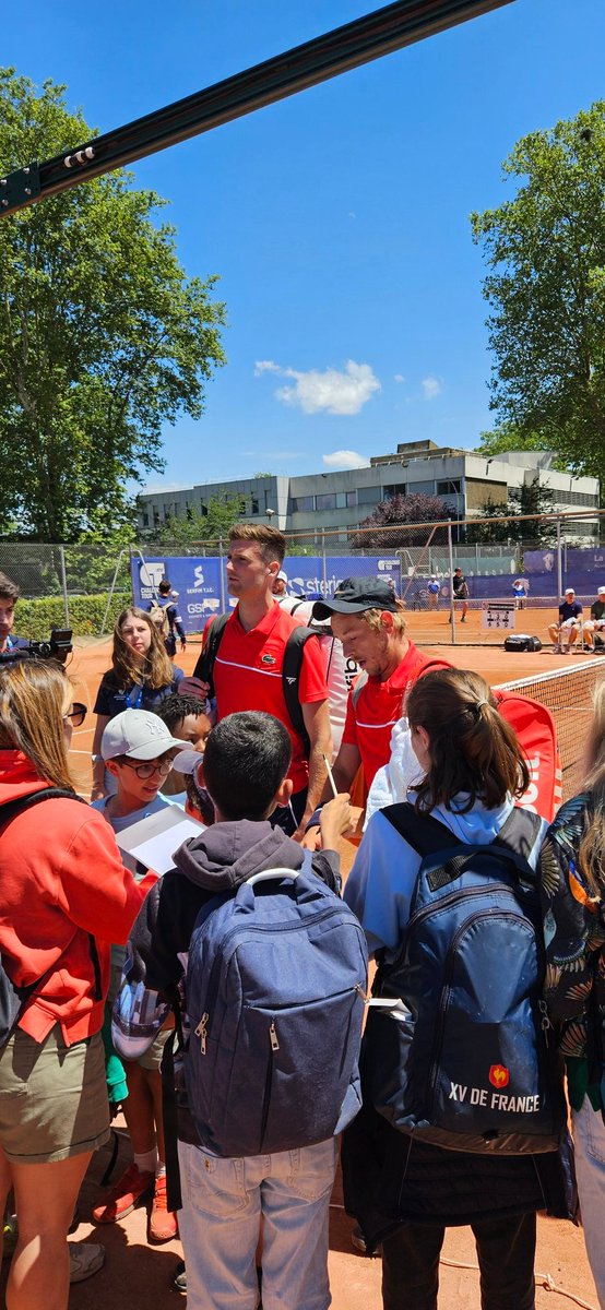 🎾 Une nouvelle popularité depuis Roland-Garros pour la paire 🇨🇵 Grégoire Jacq / Manuel Guinard, toujours dans la bonne humeur

Manu qui vanne Greg : « Surtout lui, c'est quelqu'un maintenant. Il maîtrise les réseaux sociaux, mais à la per-fec-tion » (Greg : "Je suis nul,