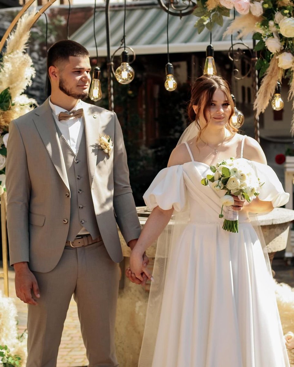 Faber_She_lly's tweet photo. Thrilled to share a glimpse of the magical moments captured at Sarah and Mark's wedding! Each frame tells a story of love, joy, and cherished memories. Can't wait to unveil more soon! 💍📸 #WeddingPhotography #LoveStory https://t.co/soPVO6Ar6N