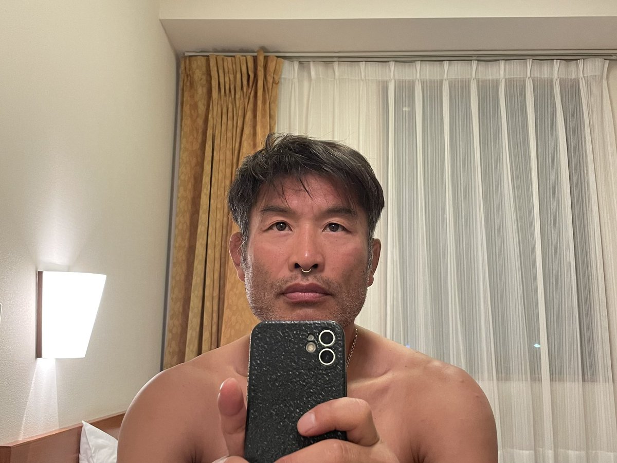 仕事終わってホテルの周り散歩して、運が良ければ犬と触れ合って、食べられるもの探して、ホテルに戻ってお酒を飲んで寝る毎日。どこでも出来るような新しい趣味を見つけたいけど、まだまだ慣れない仕事で疲労してしまって、ついつい部屋でダラダラしてしまう😅やっぱり必要だな私にとっての大切なもの