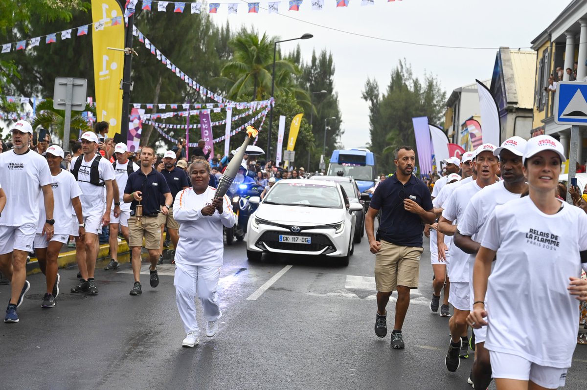 #relaisdelaflamme |#LaRéunion
2ème étape du relais. Partis du débarcadère,  les relayeurs ont traversé  la ville de Ville de Saint-Paul, berceau du peuplement des Premiers Français, sous les encouragements de la population.
#àlinterieurdesjeux 
Crédit📸 Pierre Marchal <a href="/Paris2024/">Paris 2024</a>
