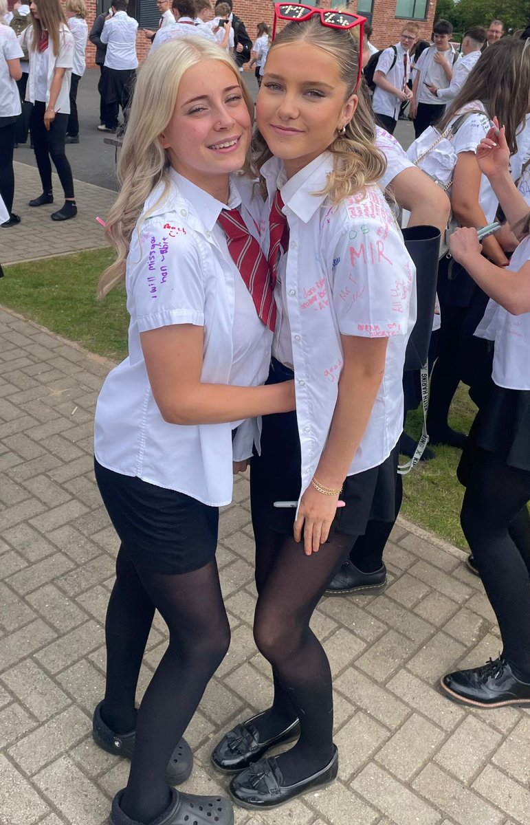 HEPEACH's tweet photo. #thingoneandthingtwo last day at school @mazmaffin https://t.co/RZ3ZTGQRyR