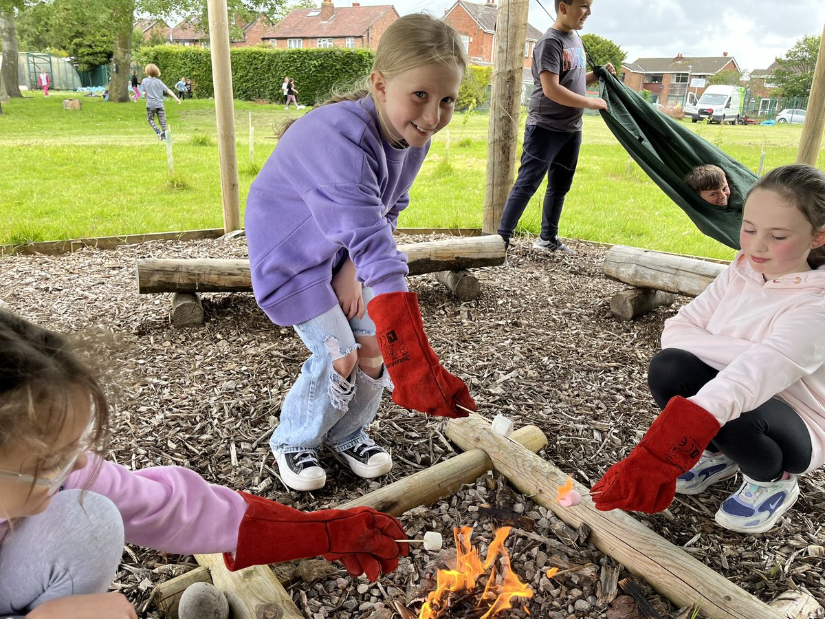 FSOLOC's tweet photo. Year 4 toasting marshmallows 🔥… https://t.co/ibSccY3rl1