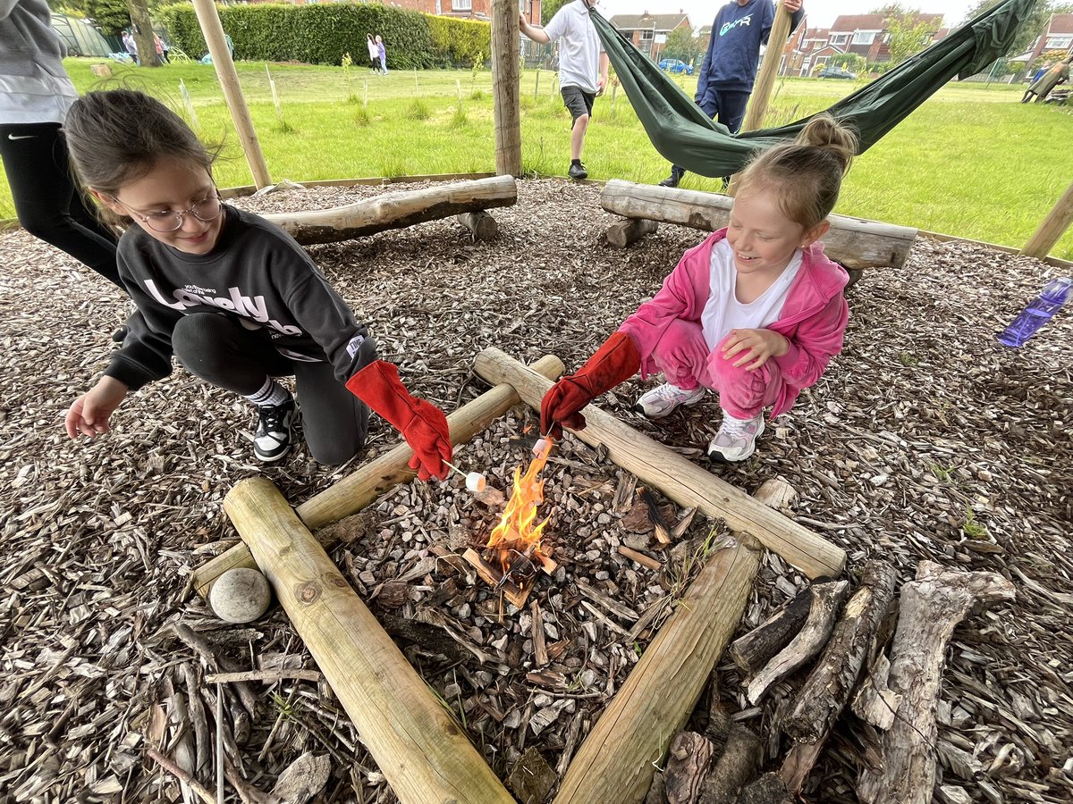 FSOLOC's tweet photo. Year 4 toasting marshmallows 🔥… https://t.co/ibSccY3rl1