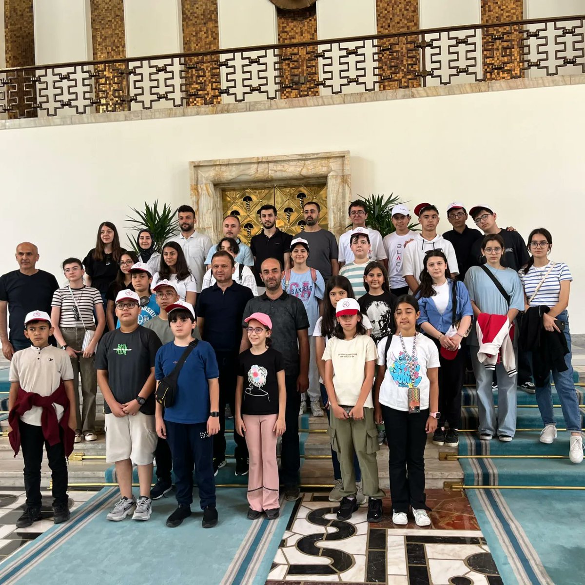Elbistanbilsem's tweet photo. Tarihin Işığında Kültür ve Sanat Gezisi;
Elbistan Bilim ve Sanat Merkezi öğrenci ve öğretmenlerden oluşan 37 kişilik kafile ile 6-7 Haziran tarihinde kültürel, sanatsal ve tarihi yerlerin tanıtılması için Ankara'ya gezi düzenledi.  @tcmeb @BilsemMeb @elbistanmem @fatihelb46 https://t.co/HacTlyOxfk