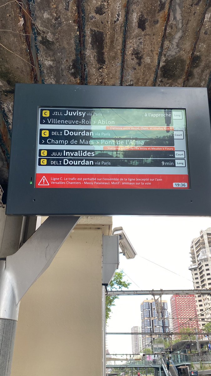 katyarousse's tweet photo. @RERC_SNCF Bonjour, vous dites que le trafic reprend "normalement" alors qu'à Javel on nous dit qu'il est toujours perturbé avec un train direction Juvisy qui part mtn et un autre pour Juvisy dans 3 min et le St Martin d'Etampes prévu à 19h43 où est-il ? https://t.co/Z2fetrDVPq