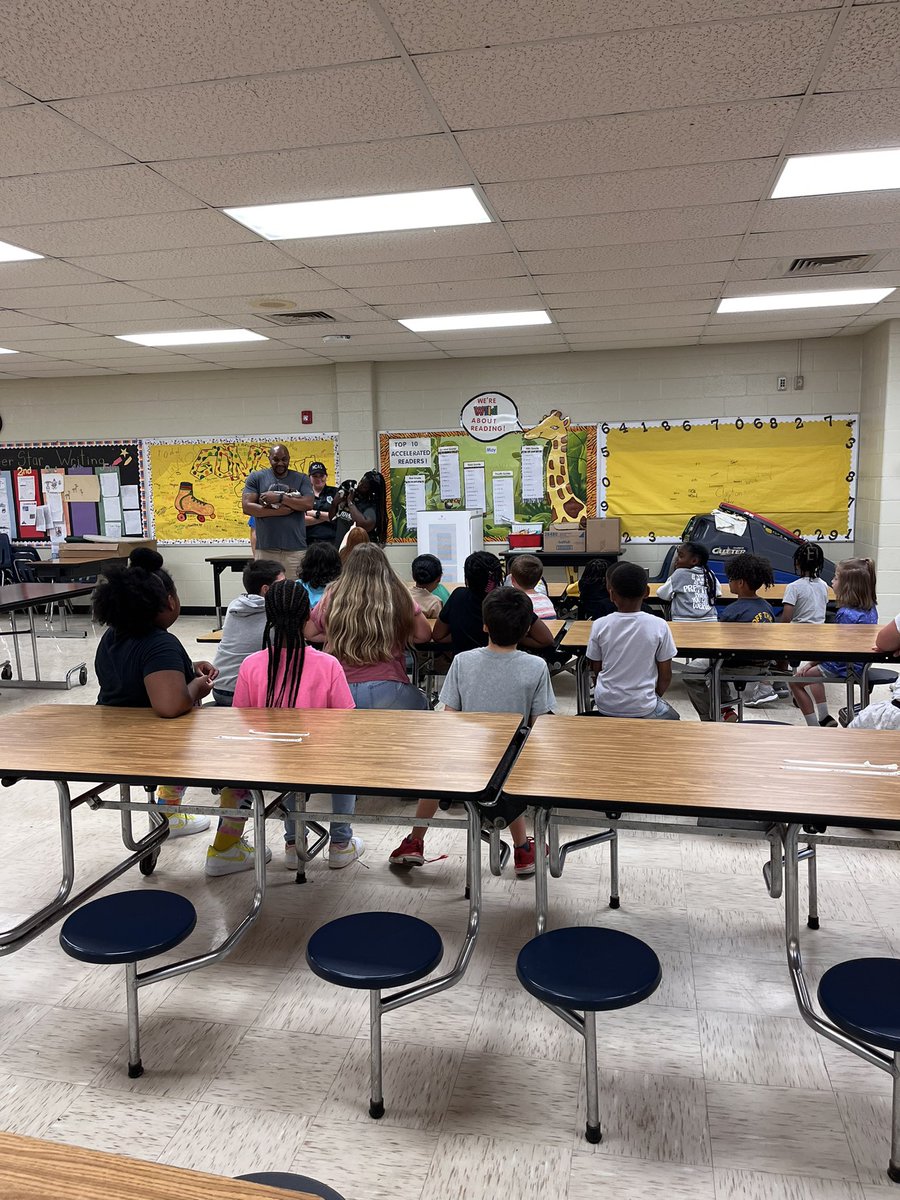 gilbert_annette's tweet image. YES 🙌🏽, you guessed it, another Fantastic day @HeardMixon ASAP Summer camp … NCAS with Dr. Brown &amp;amp; Mrs. Lewis in addition to flying our “helicopters” @DeenajSams #ncssbethebest 👀 👀