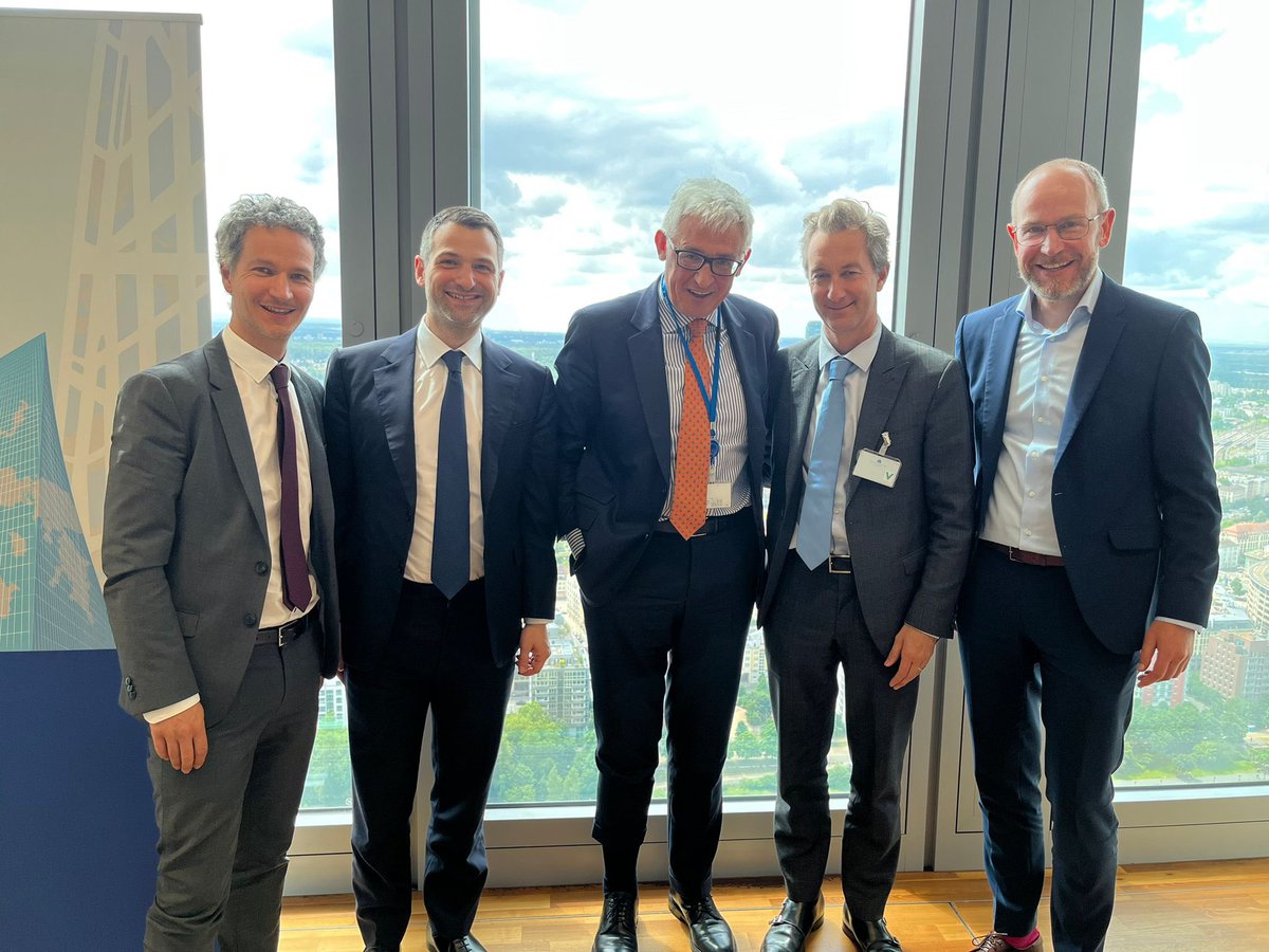 f_lesache's tweet photo. FRANCFORT I A la Banque Centrale Européenne pour échanger avec Piero Cipollone, membre du directoire.

Perspectives de la zone euro, union des marchés de capitaux, euro numérique, de nombreux sujets abordés. Le @medef mobilisé pour le financement des entreprises.

@DGTresor @ecb https://t.co/vn4iJM9Z55